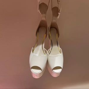 I’m selling these Gorgeous  pumps from Valentino size 39